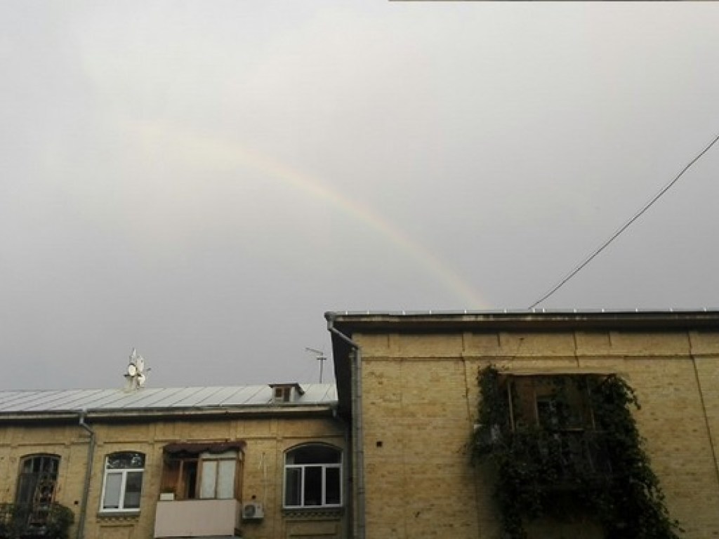Жителей Киева впечатлила огромная радуга (ФОТО)