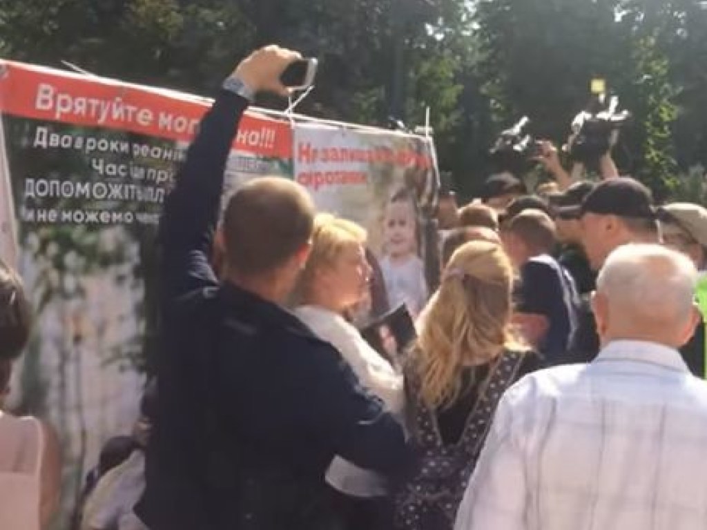 Возле Рады произошла потасовка между митингующими и полицией (ФОТО, ВИДЕО)