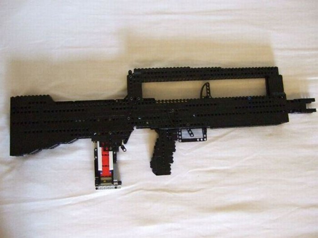 Полиция провела спецоперацию по задержанию мужчины, вооруженного автоматом  Lego (ФОТО)