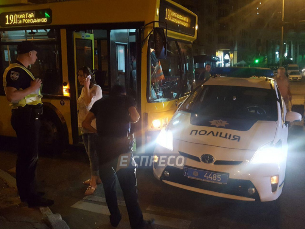 В Киеве троллейбус врезался в полицейский Prius на светофоре (ФОТО)