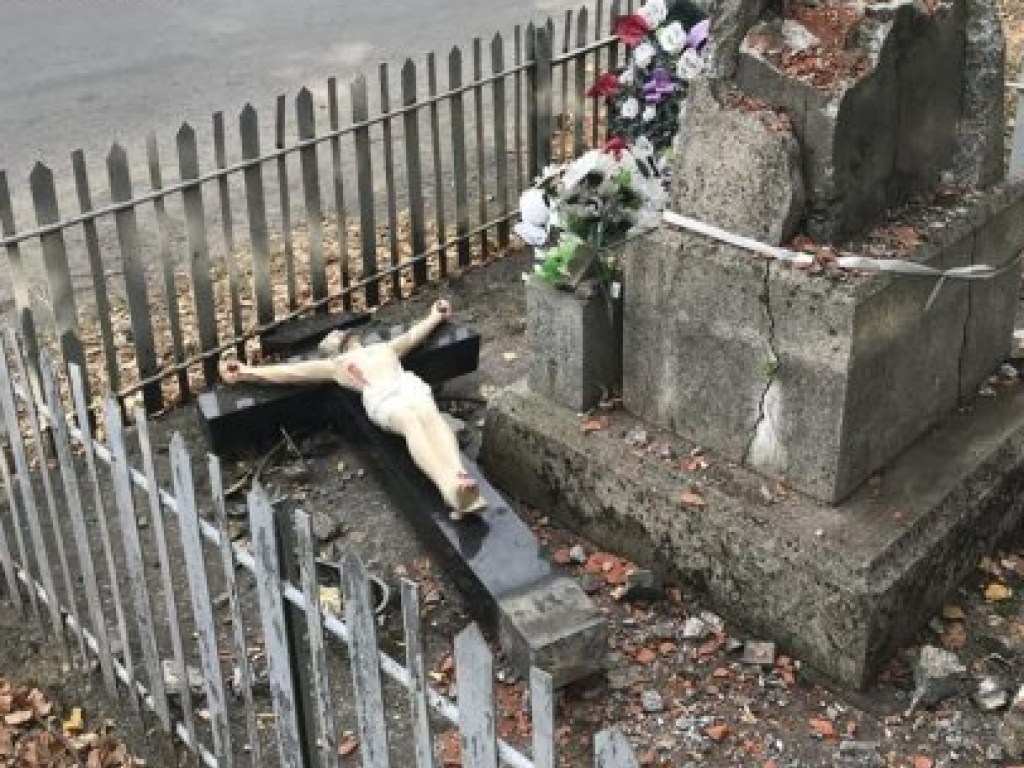 На Закарпатье неадекватный мужчина поглумился над памятником с крестом (ФОТО)