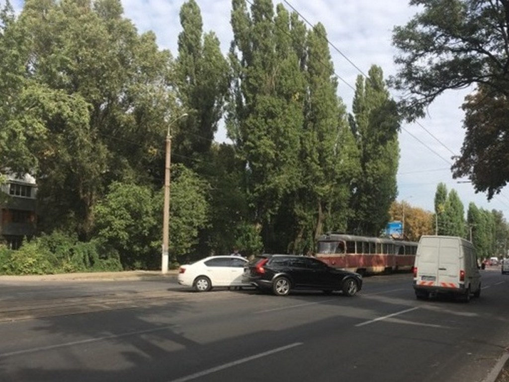 В Днепре на трамвайных путях столкнулись Skoda и Volvo (ФОТО)