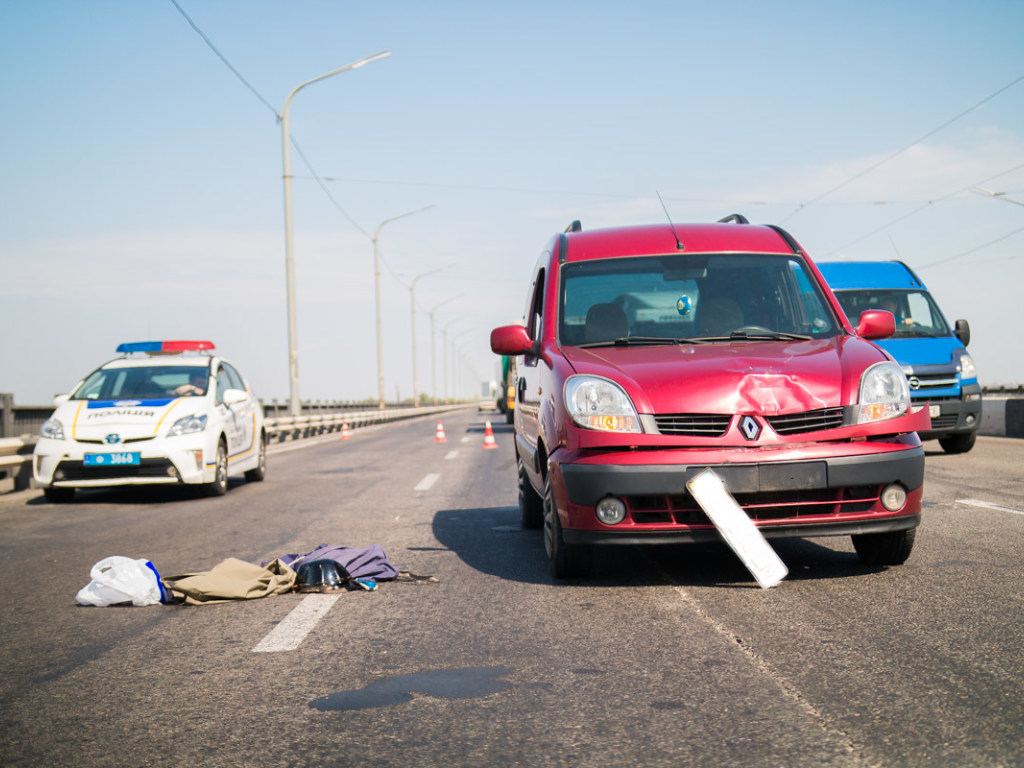 В Днепре Renault сбил скутериста: пострадал мужчина (ФОТО)