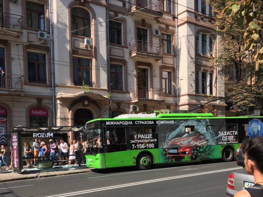 В Харькове троллейбус протаранил стеклянную остановку с людьми (ФОТО)