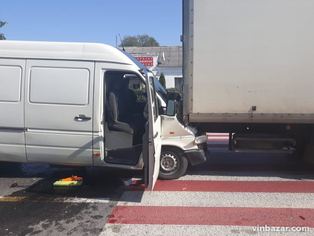 В Винницкой области микроавтобус влетел в грузовик: водитель в реанимации (ФОТО)
