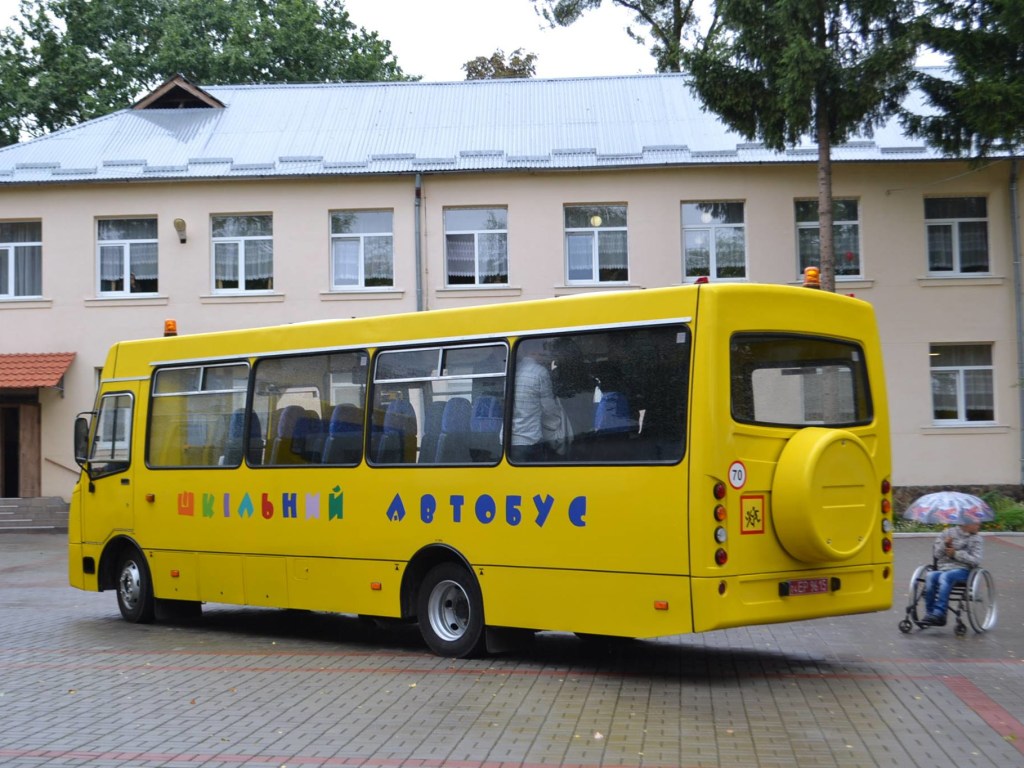 В Херсоне из-за нехватки автобусов дети не смогли попасть на уроки