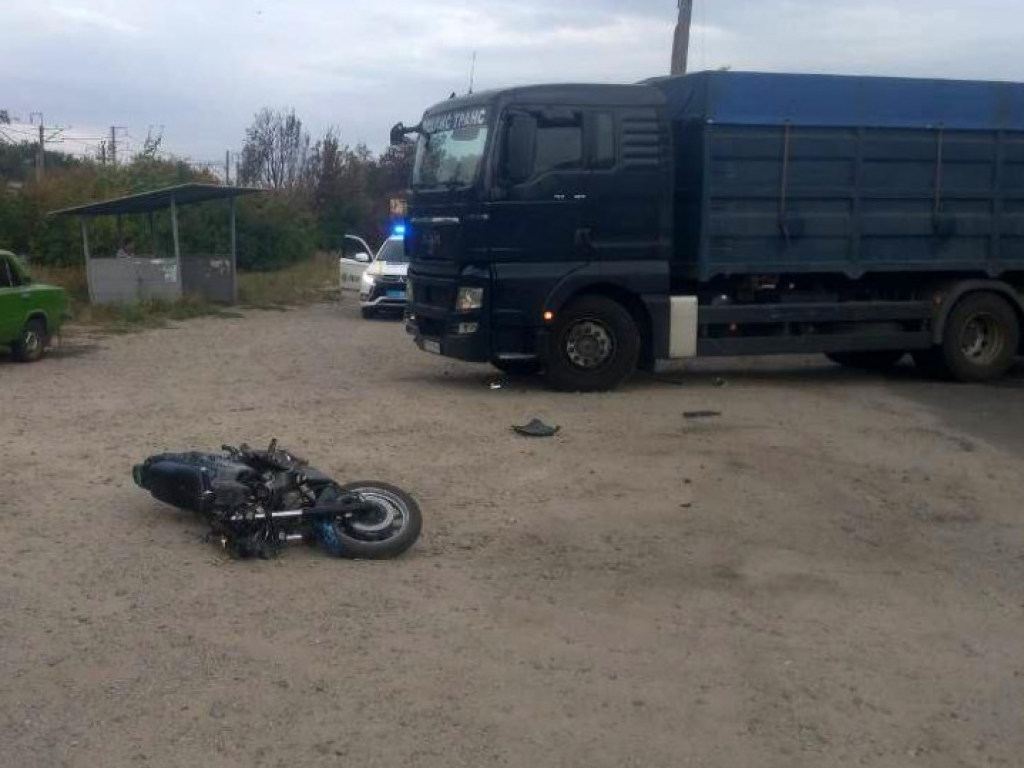 В Запорожской области  водитель фуры протаранил мотоцикл: трое пострадавших (ФОТО)