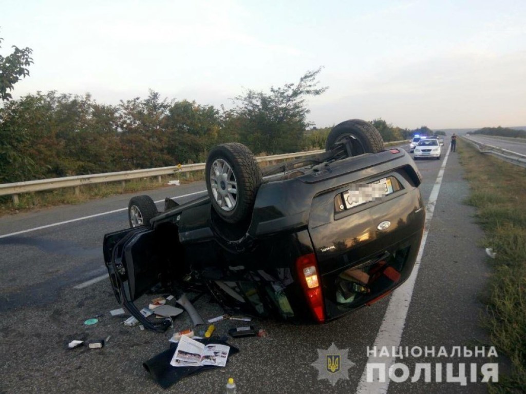 На Николаевщине Ford влетел в отбойник и перевернулся на крышу, пострадал пассажир (ФОТО)