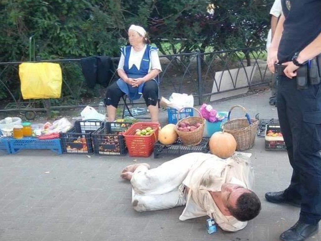 На киевском рынке мужчина  с ножом набросился на покупательницу (ФОТО)