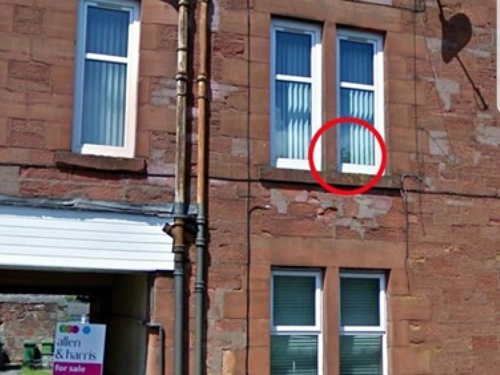 Женщину шокировал снимок, на котором призрак стоит в окне ее дома (ФОТО)