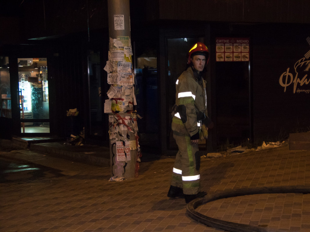 В Киеве у станции метро «Нивки» сгорел ломбард (ФОТО)