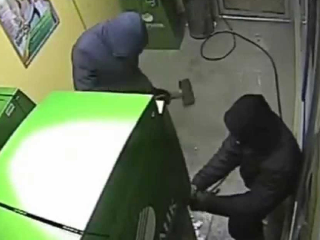 В Киеве ночью ограбили банкомат: вытащили 300 тысяч гривен