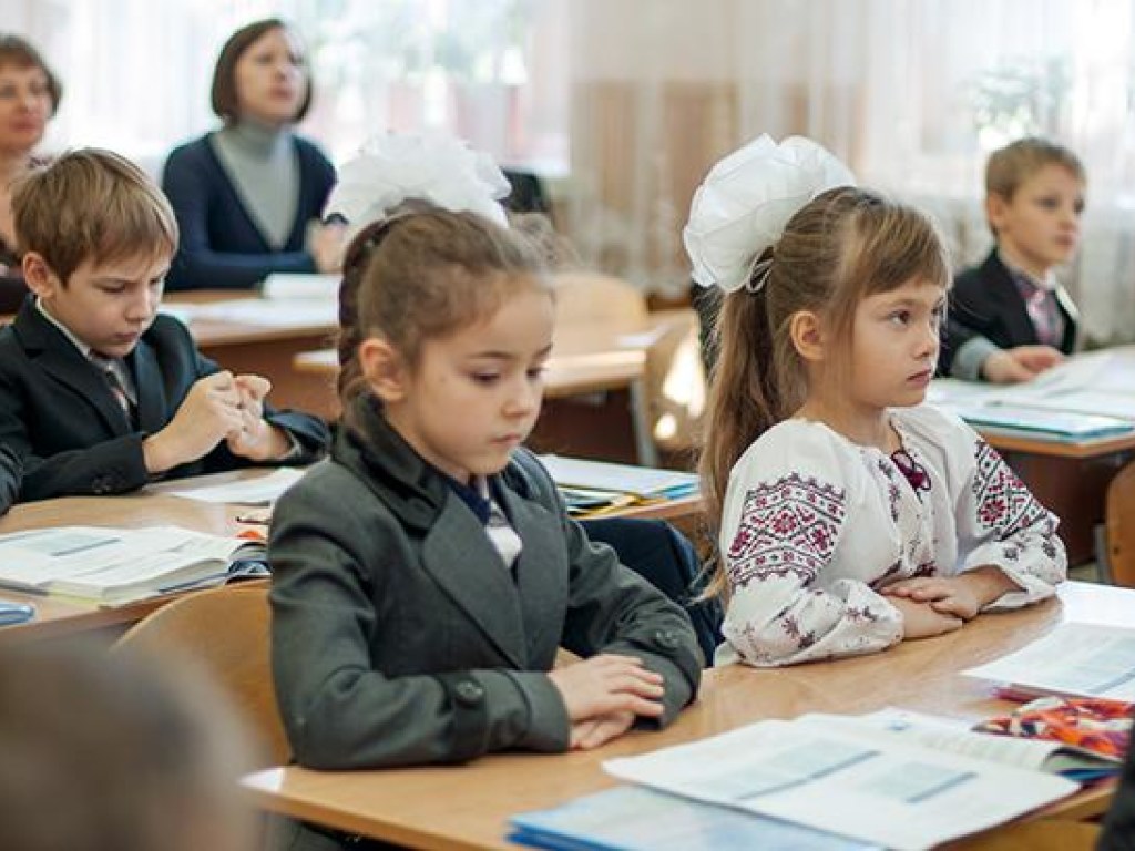 Запорожские школьники будут ездить в общественном транспорте за полцены