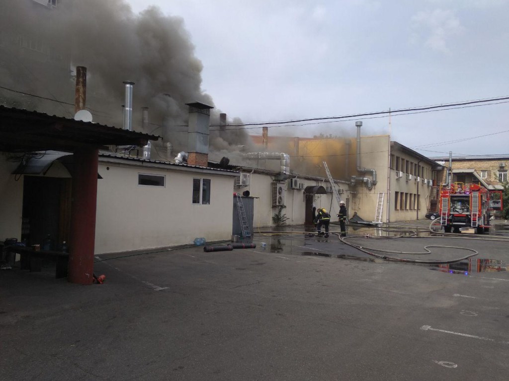 В Киеве в районе станции метро «Лукьяновская» начался пожар в ресторане (ФОТО)