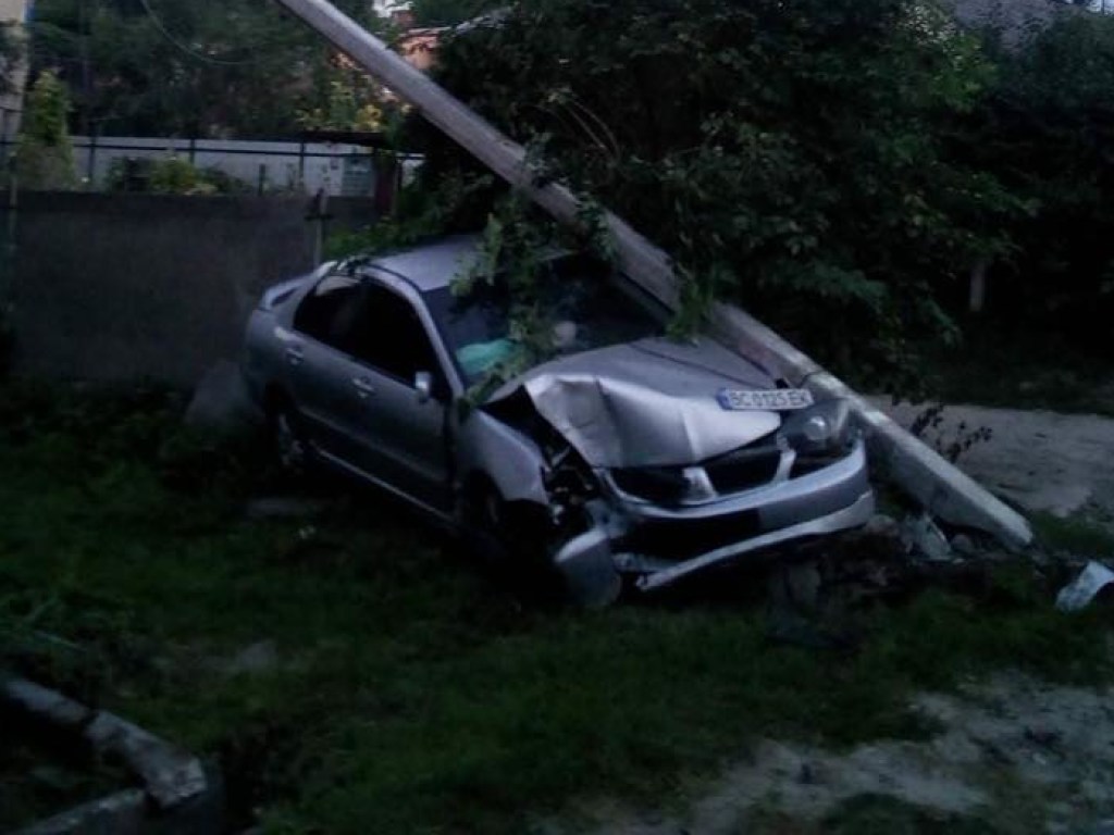 Люди остались без света: водитель Mitsubishi Lancer протаранил электроопору на Львовщине (ФОТО)