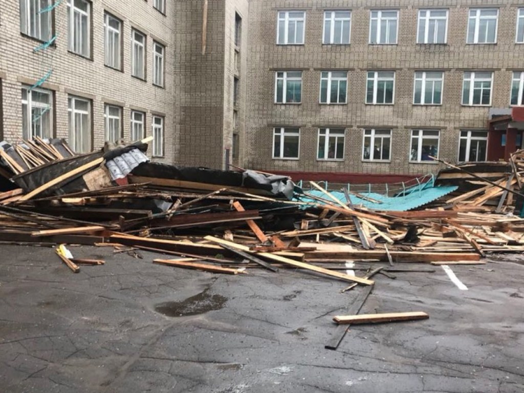 Тайфуном сорвало крышу и придавило 12-летнюю девочку (ФОТО)