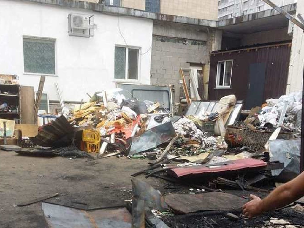 В Киеве на проспекте Маяковского сожгли здание, в котором проживали бездомные