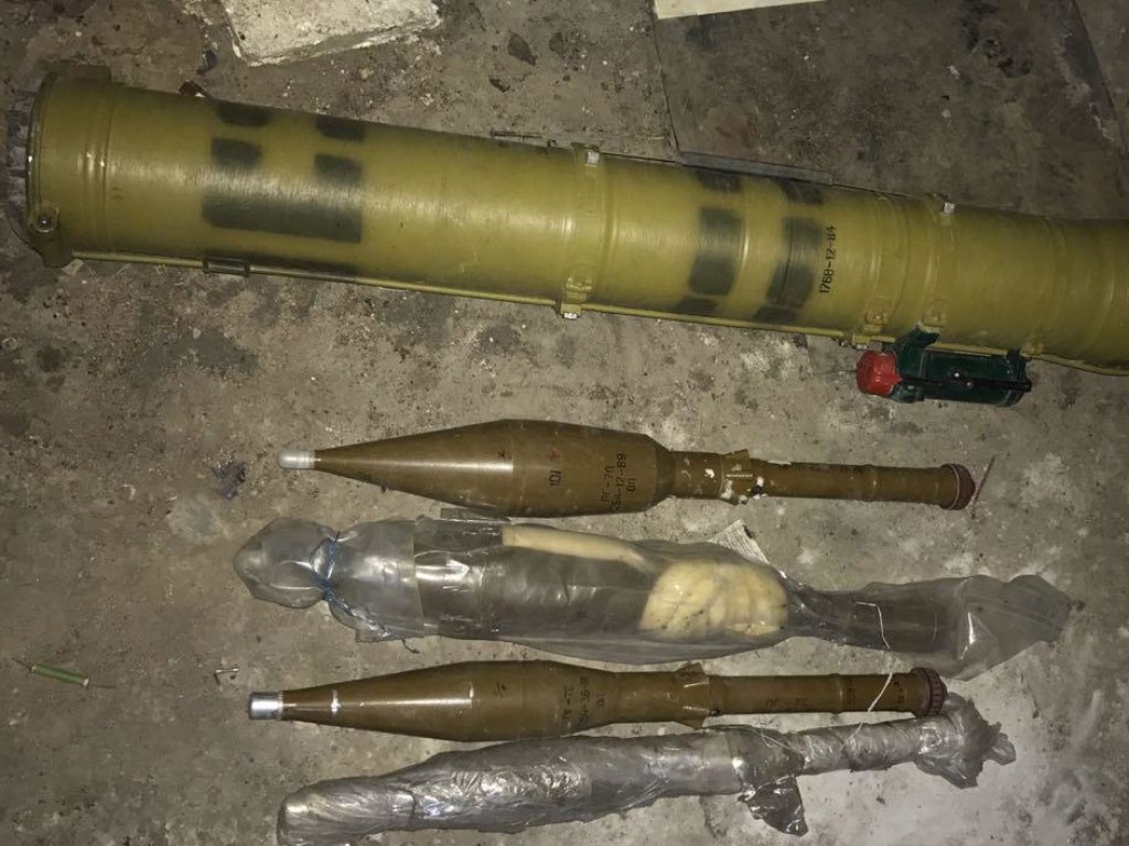 Противотанковую управляемую ракету и похищенный автомобиль нашли в гараже в Днепре