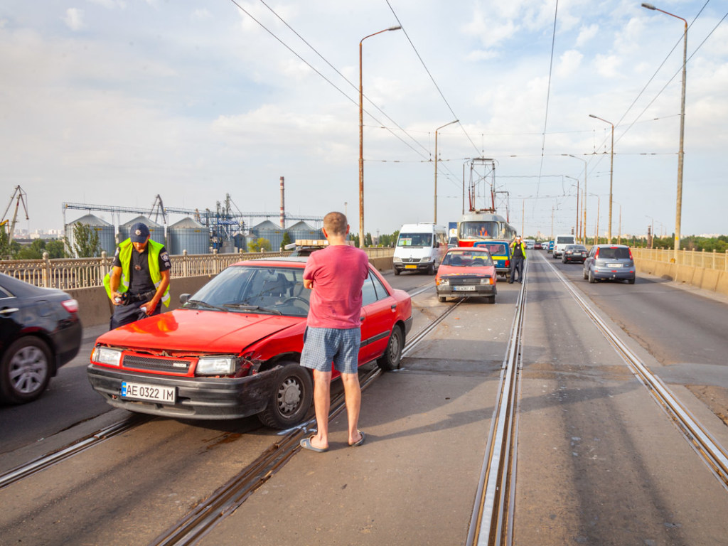 Авария в Днепре: На трамвайных путях «поцеловались» Mazda и «Таврия» (ФОТО)