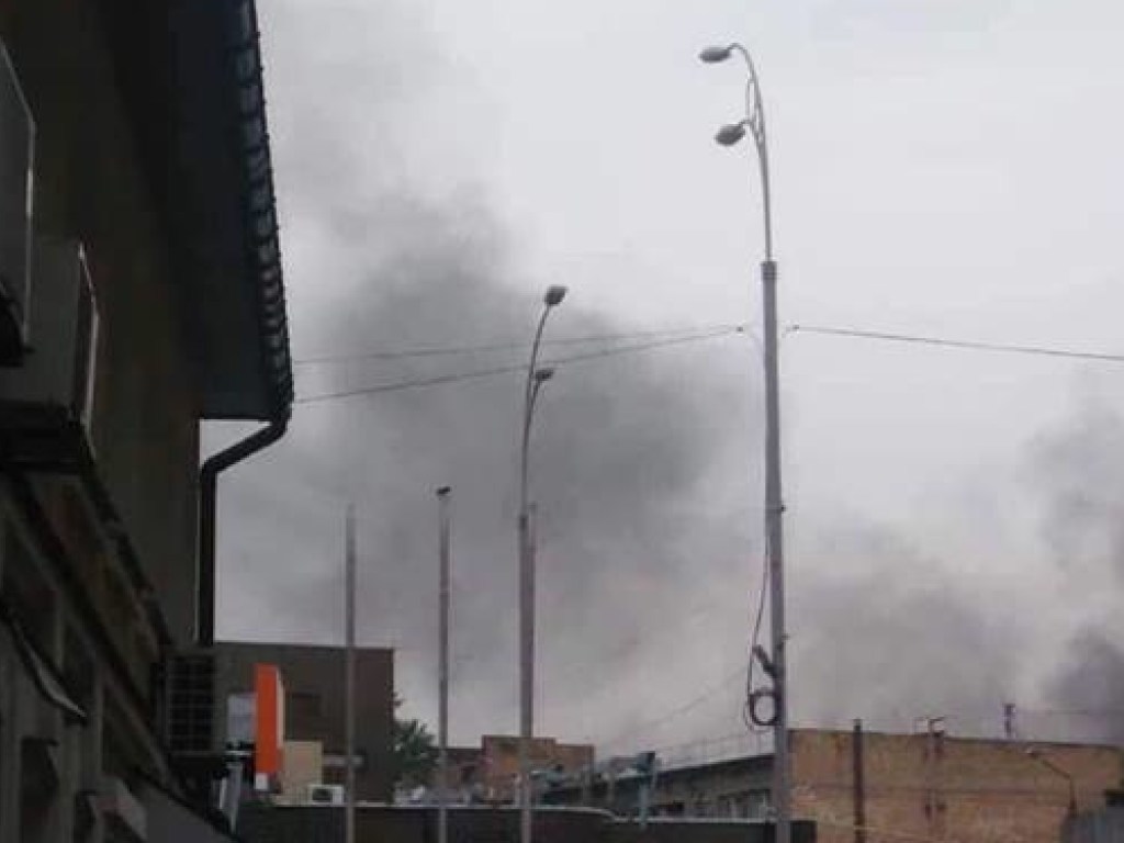 В Киеве на улице Межигорской вспыхнул пожар на заводе «Спутник» (ФОТО)