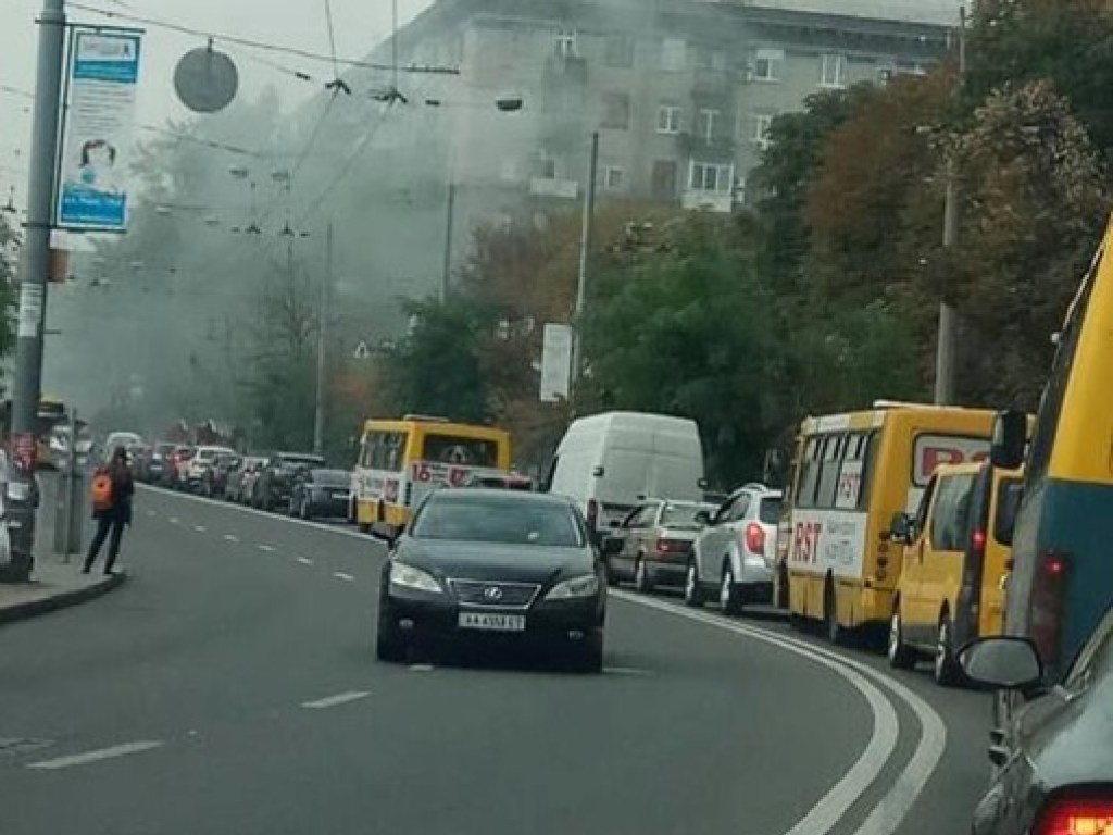 В центре Киева в результате пожара образовалась огромная пробка (ФОТО)