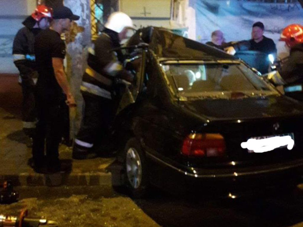 Во Львове водитель BMW не справился с управлением и заехал в столб (ФОТО)