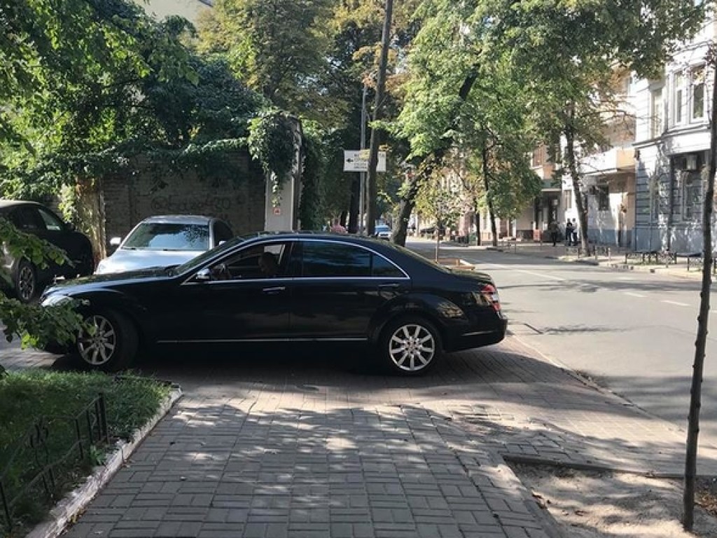 В центре Киева Супрун попала в скандал: нарушила правила парковки (ВИДЕО)  