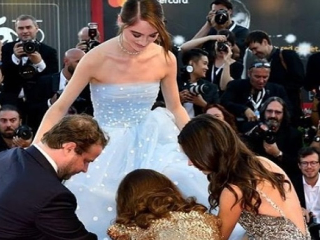 Конфуз на кинофоруме в Венеции: Актриса запуталась в собственном платье