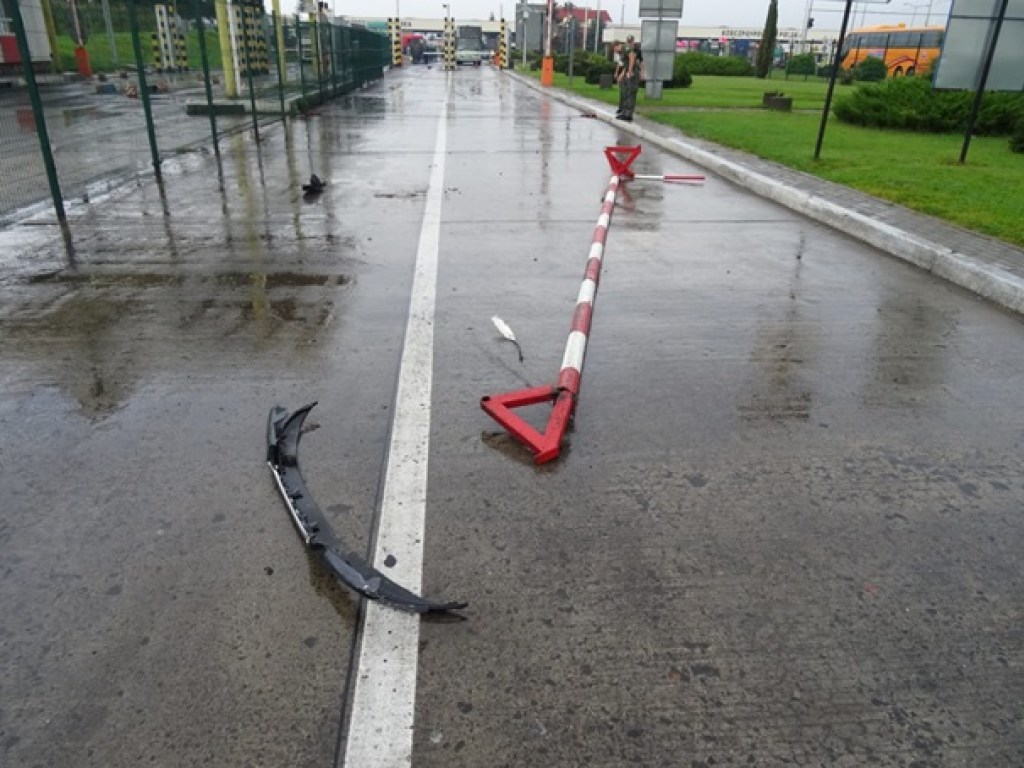 Иностранец на Renault сбил два шлагбаума на границе с Польшей во время прорыва в Украину (ФОТО)