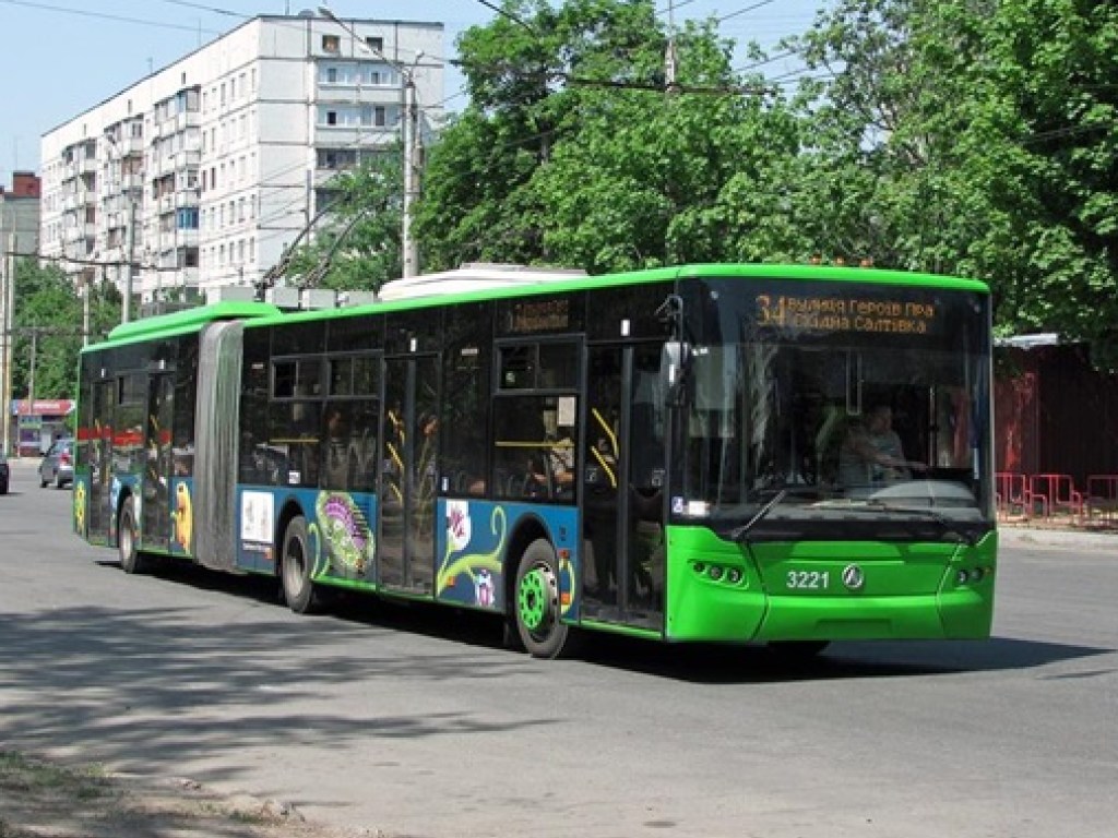 В Харькове троллейбус врезался в остановку, чудом никто не пострадал (ВИДЕО)
