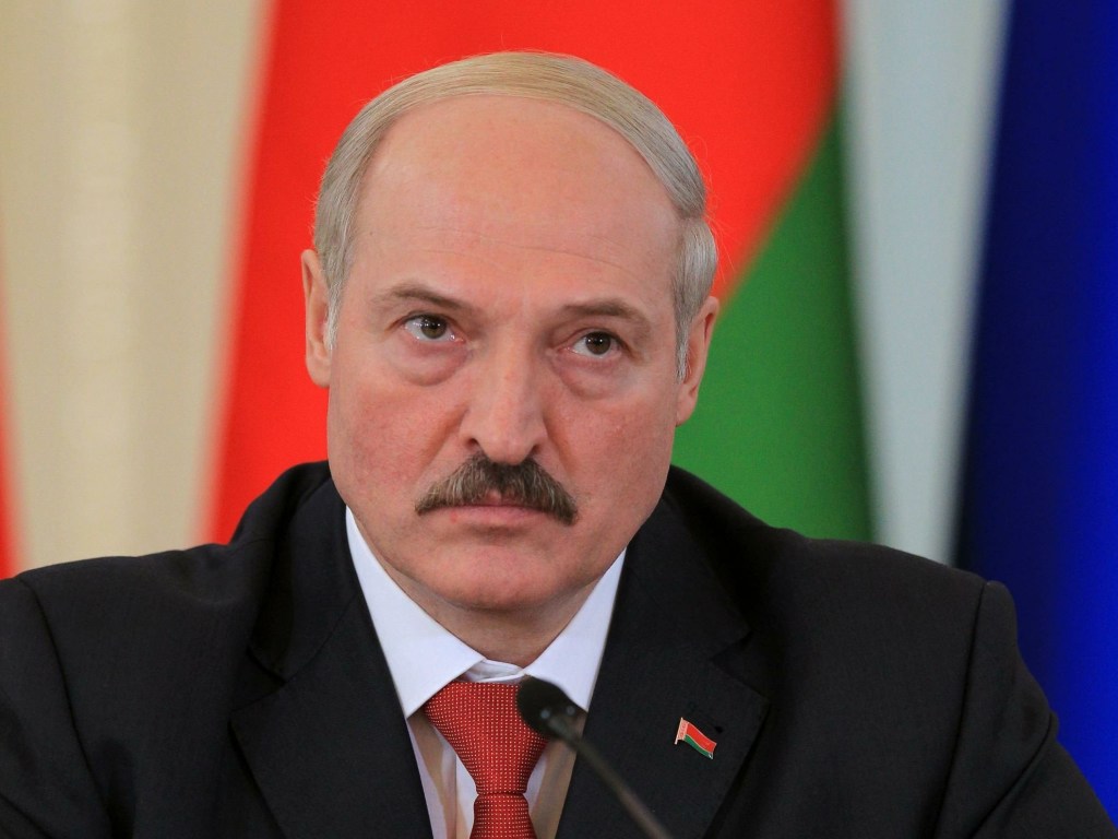 Лукашенко собрал урожай на даче и похвастался спелыми арбузами (ФОТО)