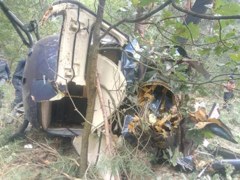 Повезло упасть на деревья: первые подробности крушения вертолета в Киеве