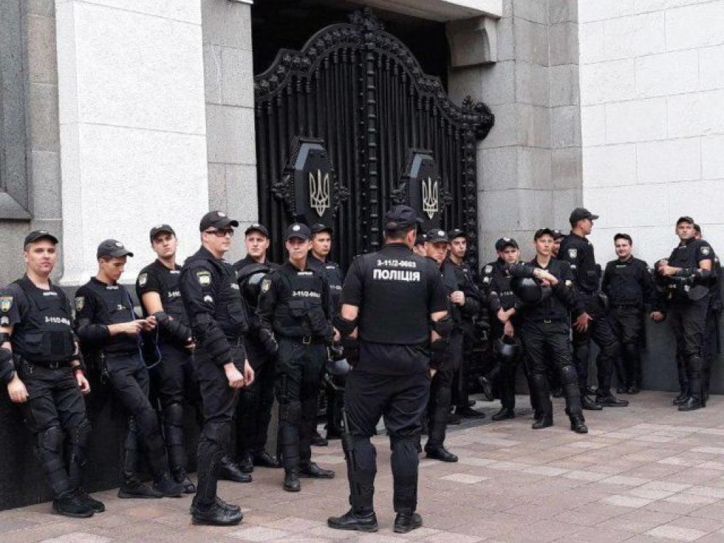 Митинг под Верховной Радой: здание  окружили, полицию свозят автобусами (ФОТО)