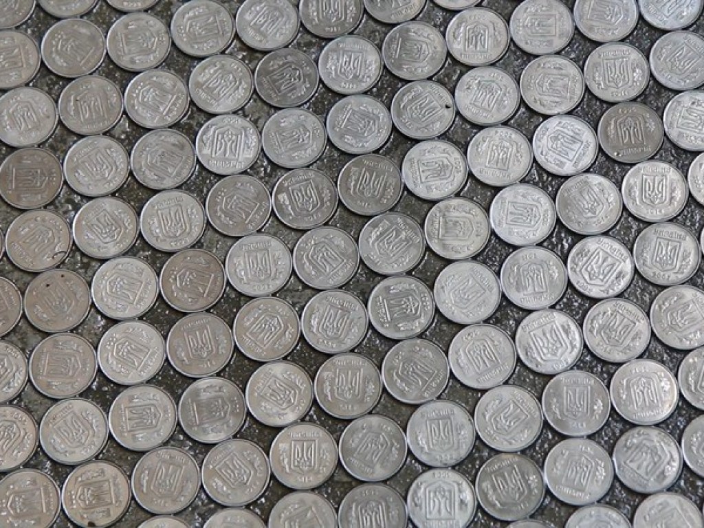Так дешевле: Вместо линолеума в одной из школ Кривого Рога пол в классе выложили пятикопеечными монетами (ФОТО)