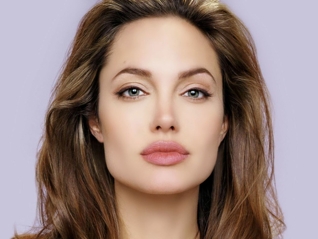 Анджелина Джоли впервые после развода заговорила о чувствах к Брэду Питту