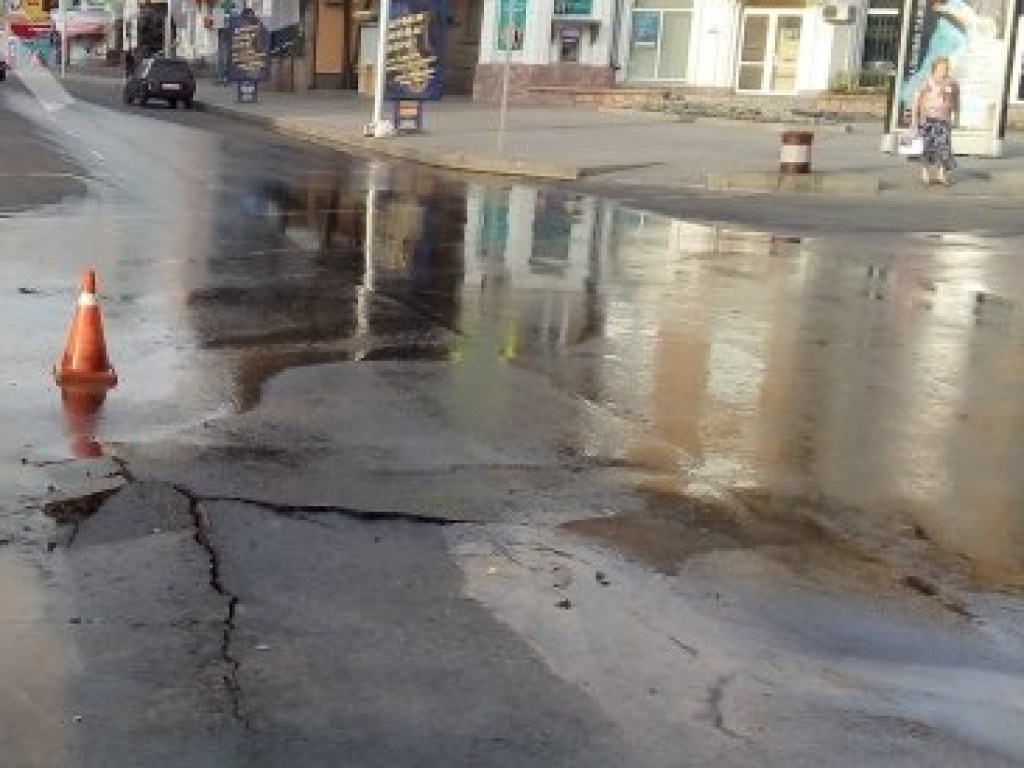 В Мелитополе прорыв водопровода «взорвал» асфальт (ФОТО)
