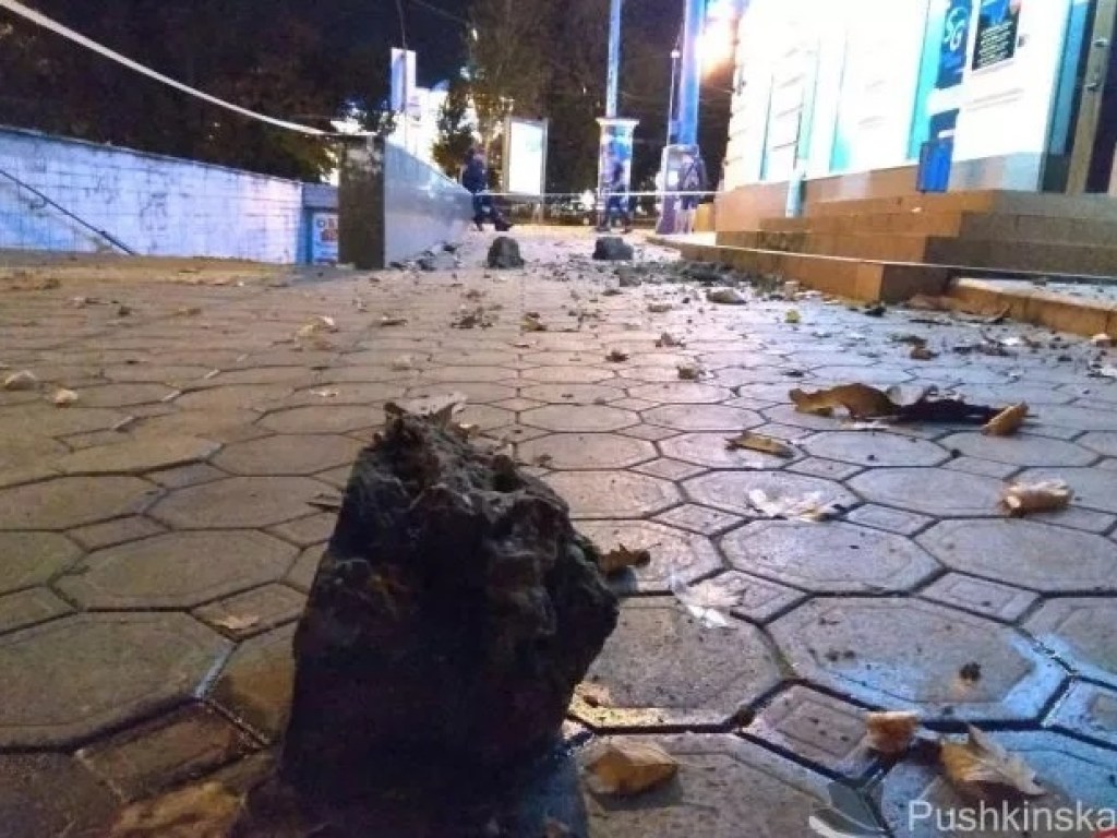 Разрушается памятник архитектуры: В Одессе рухнул балкон старинного дома (ФОТО)