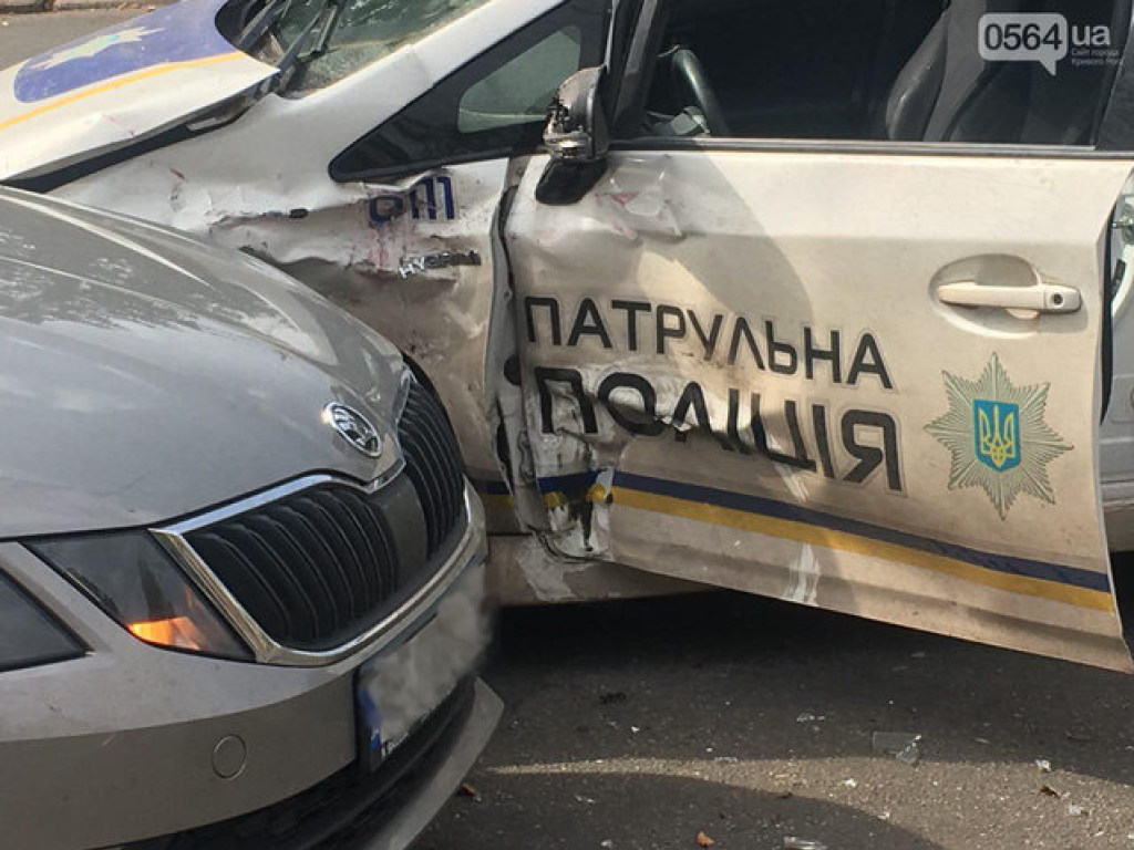 Масштабное ДТП в Кривом Роге: Prius копов протаранил «ВАЗ» и разбил еще два авто (ФОТО)