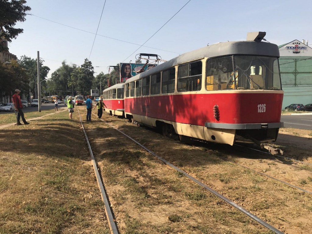 В Днепре трамвай сошел с рельсов: движение электротранспорта парализовано (ФОТО)