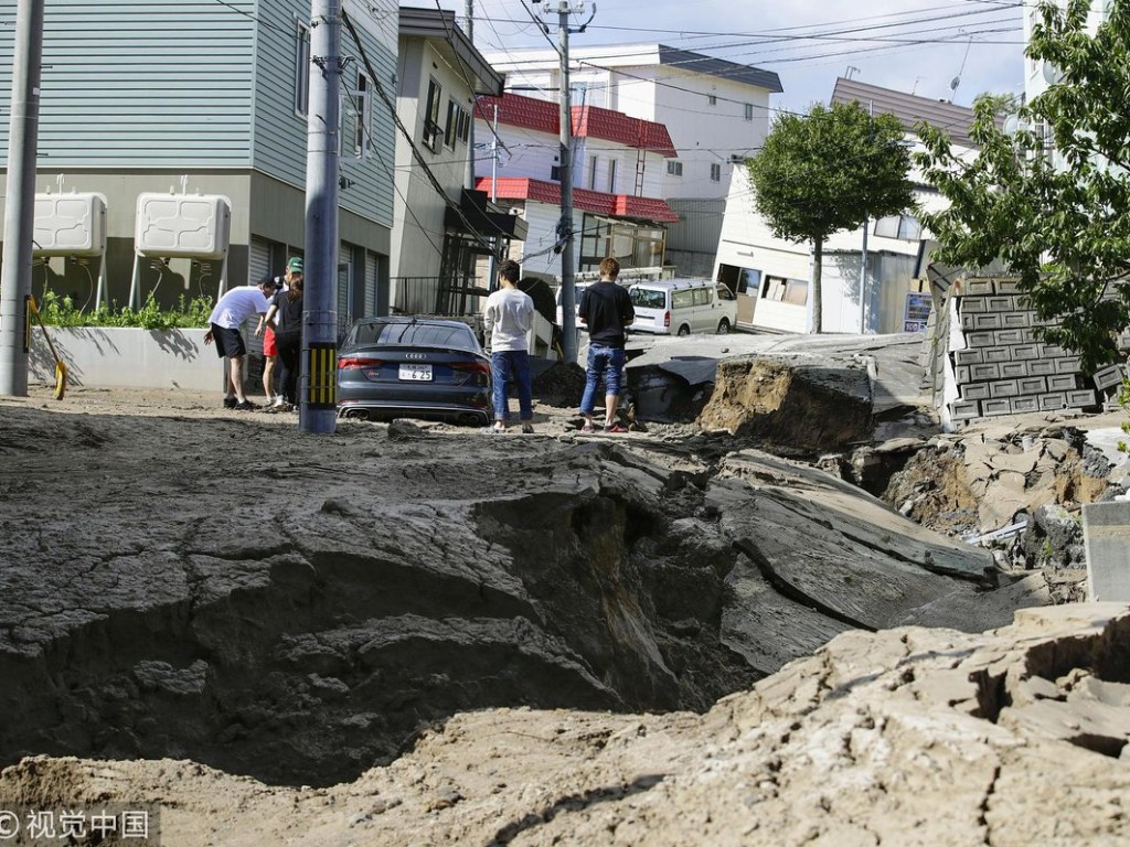 Нет света, раскрошен асфальт: Японию всколыхнули два мощных землетрясения (ФОТО)