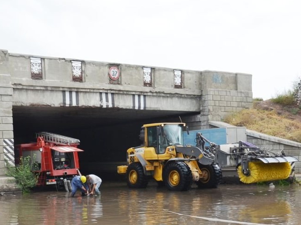 В Николаеве дождевая вода пополам с канализацией затопила дорогу под ж/д мостом (ВИДЕО)