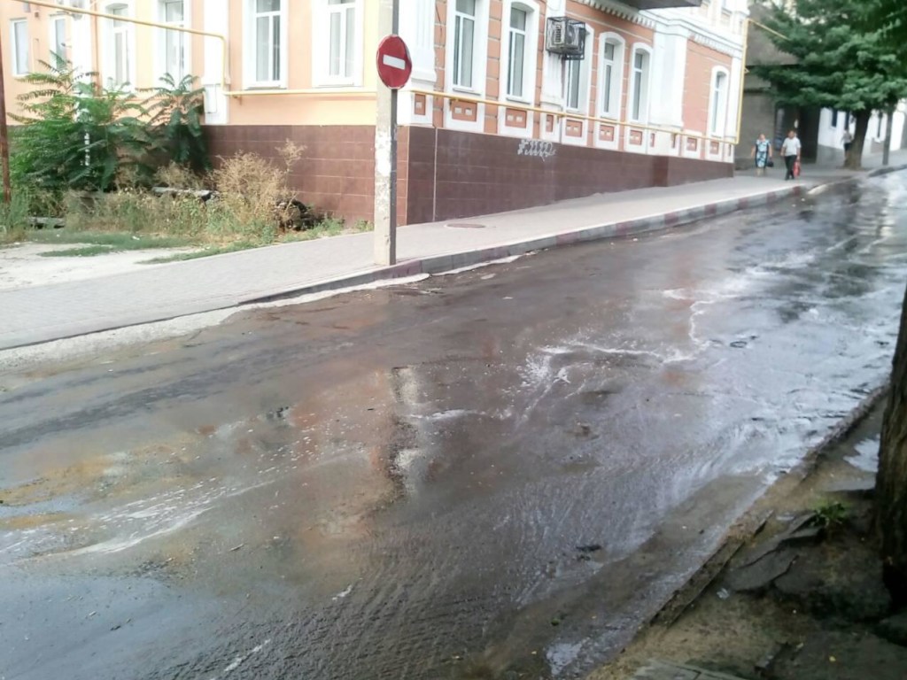 Улицы превратились в реки: В Запорожье прорвало водовод (ФОТО, ВИДЕО)
