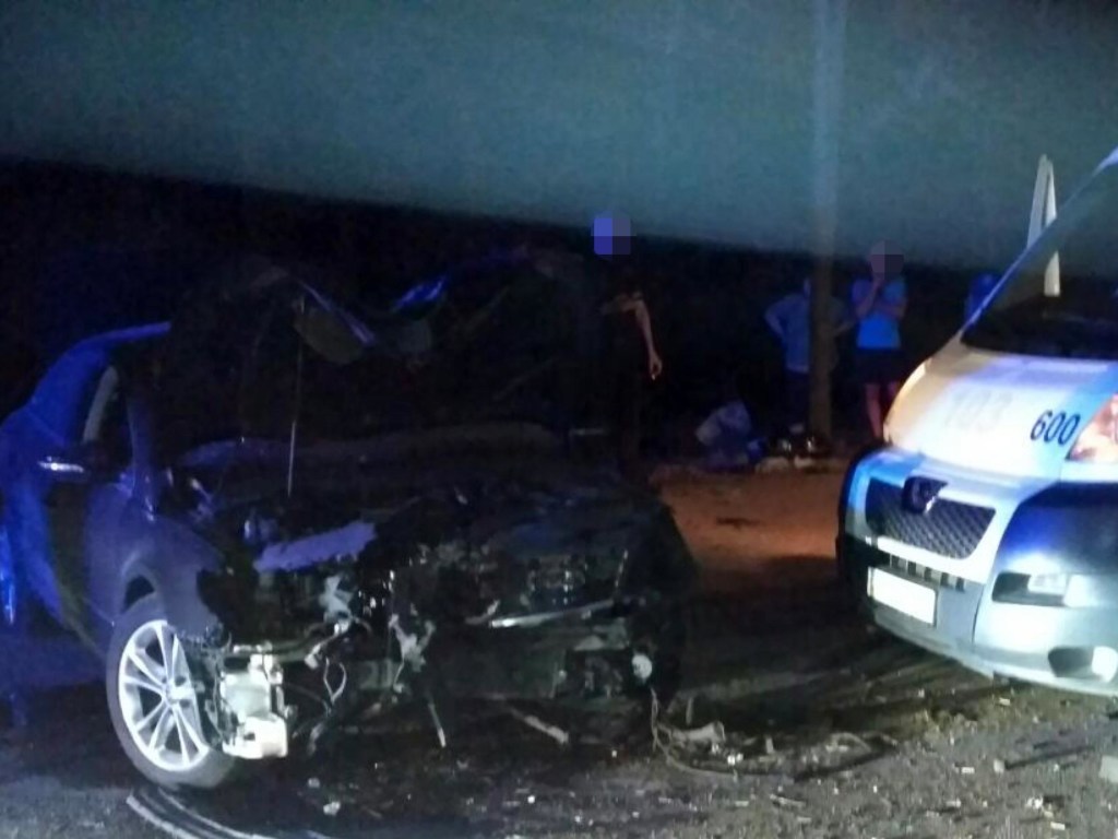 В Запорожье авто влетело в столб: пассажиры и водитель в больнице (ФОТО)