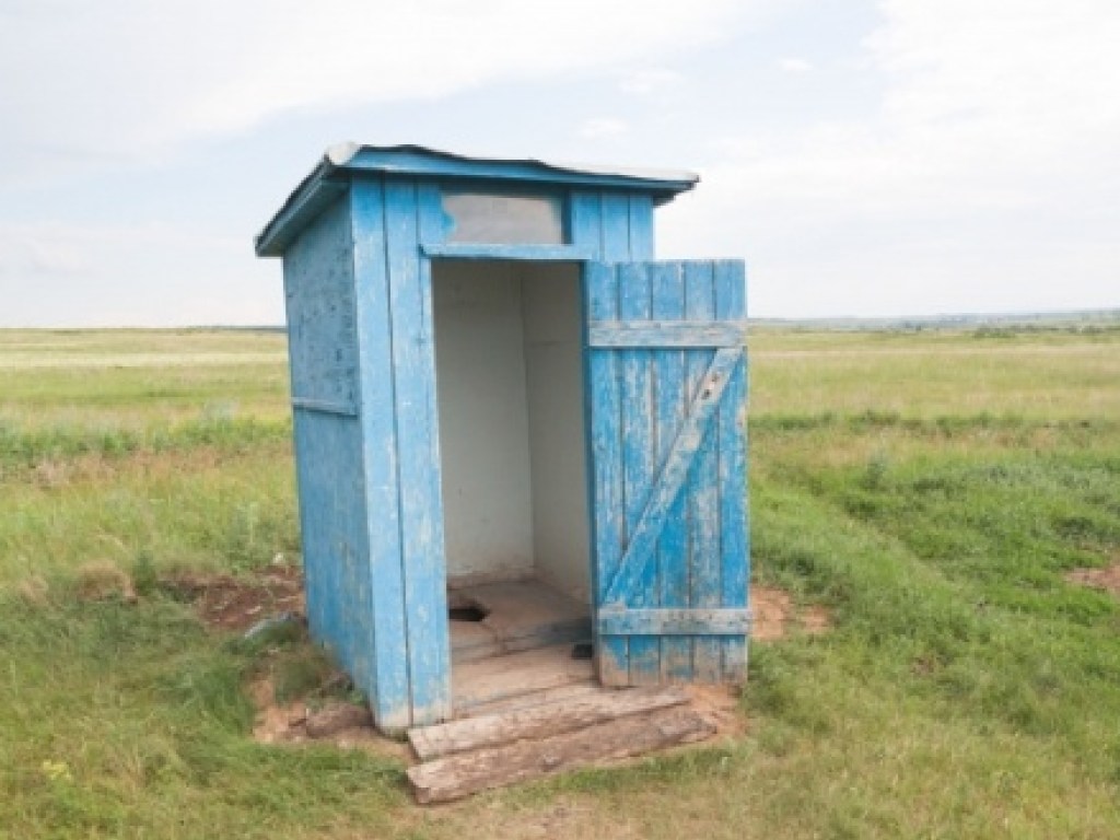В селе Днепропетровской области мужчина провалился 3-метровую яму под туалетом 