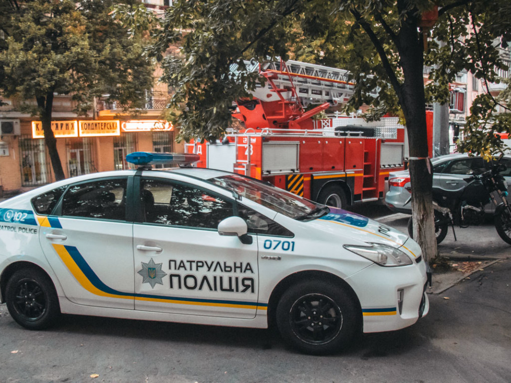 В Киеве произошел пожар: очевидцы смотрели на ЧП, попивая вино (ФОТО, ВИДЕО)