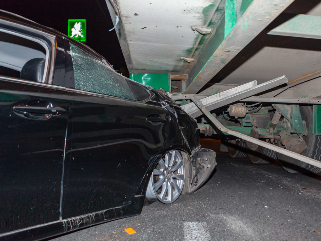В Днепре Lexus зажало между опорой и грузовиком (ФОТО)