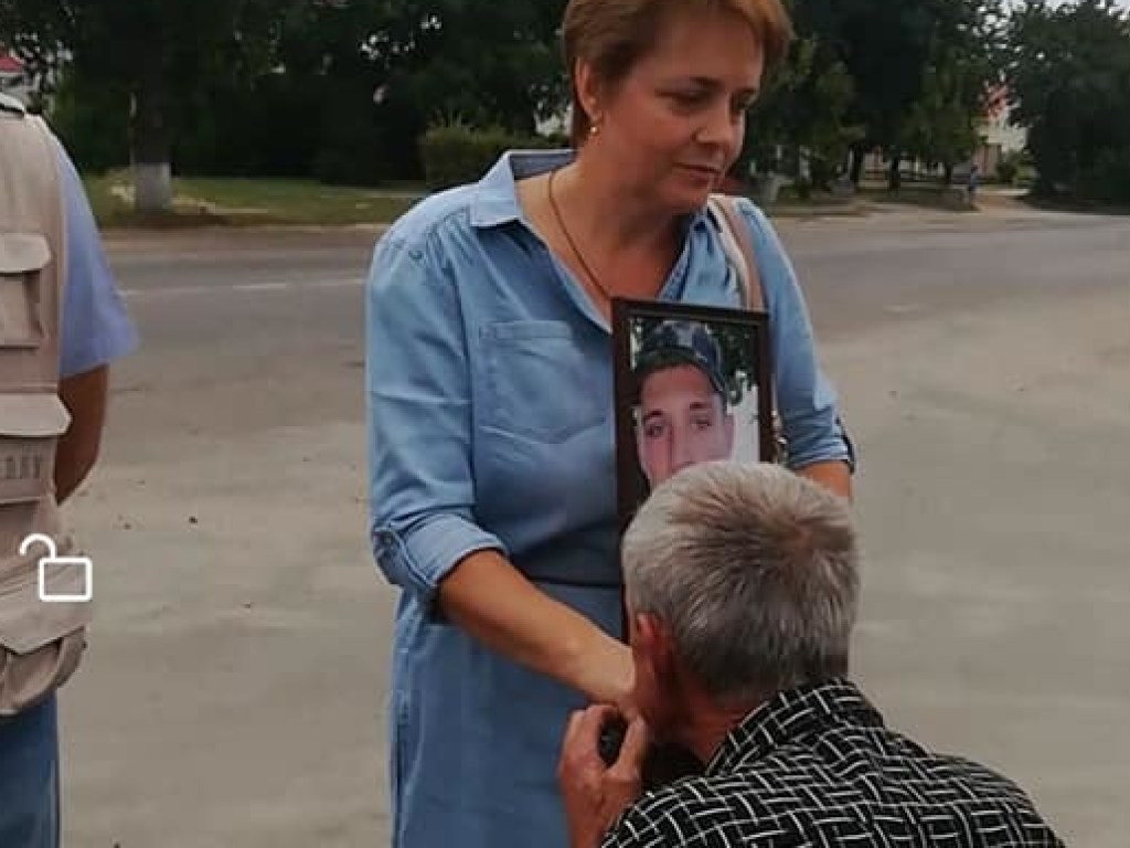 Водителя маршрутки заставили на коленях целовать руки матери бойца АТО после его отказа в бесплатном проезде (ФОТО)