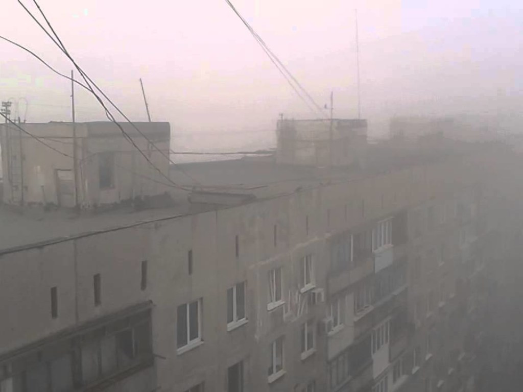 Заводские выбросы: над Мариуполем пять дней стоял рыжий туман (ВИДЕО)