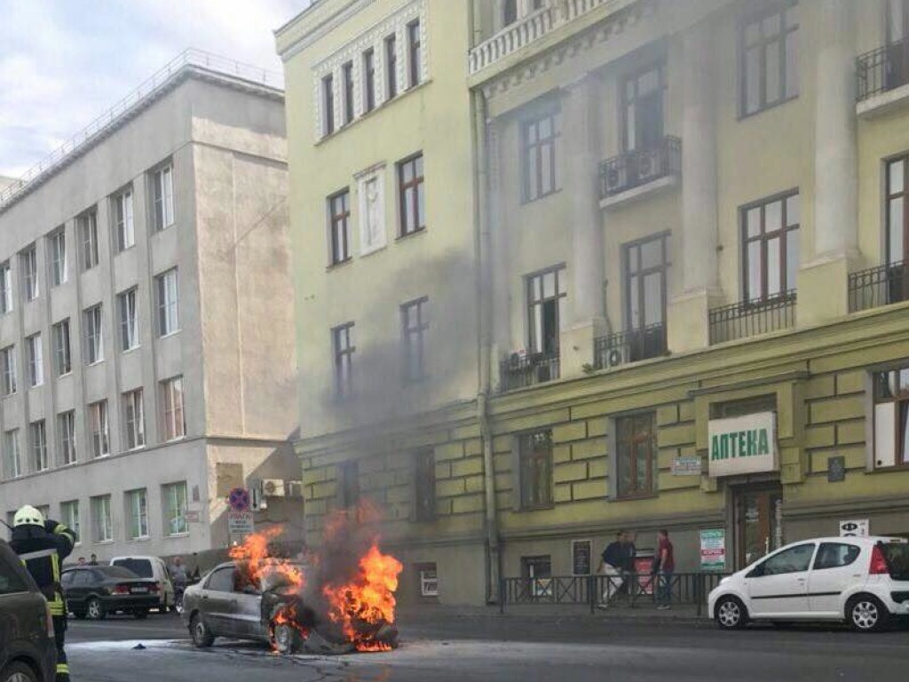 В Харькове на ходу загорелся автомобиль (ФОТО, ВИДЕО)