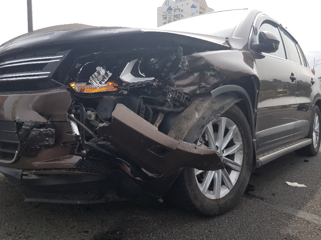В Днепре столкнулись Ford и Volkswagen: пострадала девушка (ФОТО)